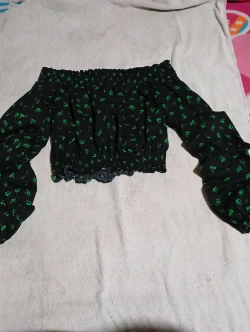 Blusa negra con hombros descubiertos - 2