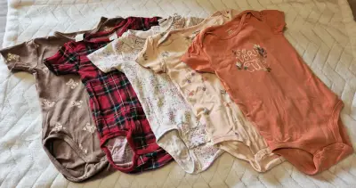 Pack 5 bodys Carter's y H&M niña 18-24 meses - miniatura 1
