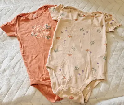 Pack 5 bodys Carter's y H&M niña 18-24 meses - miniatura 3