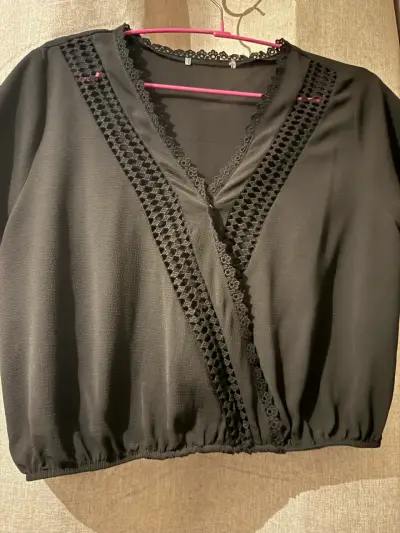 Blusa negra con encaje - miniatura 1