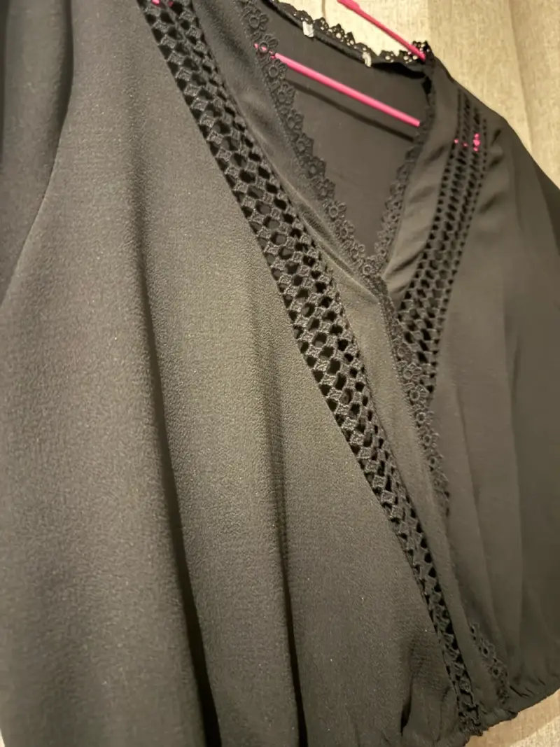 Blusa negra con encaje - 2
