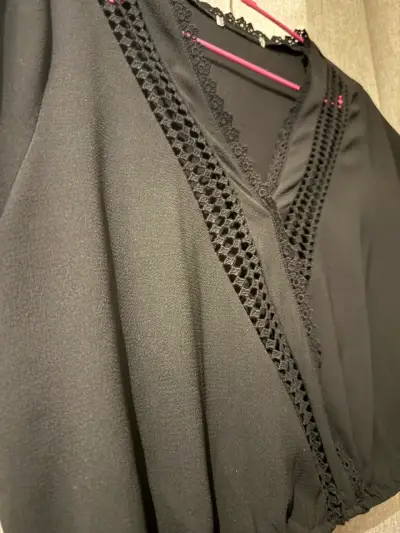 Blusa negra con encaje - miniatura 2