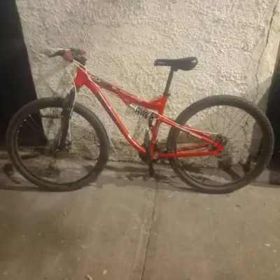 Bicicleta MTB roja - miniatura 1