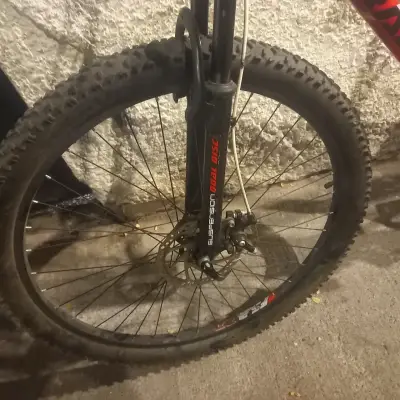 Bicicleta MTB roja - miniatura 3