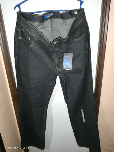 Jeans negros con etiqueta - miniatura 2