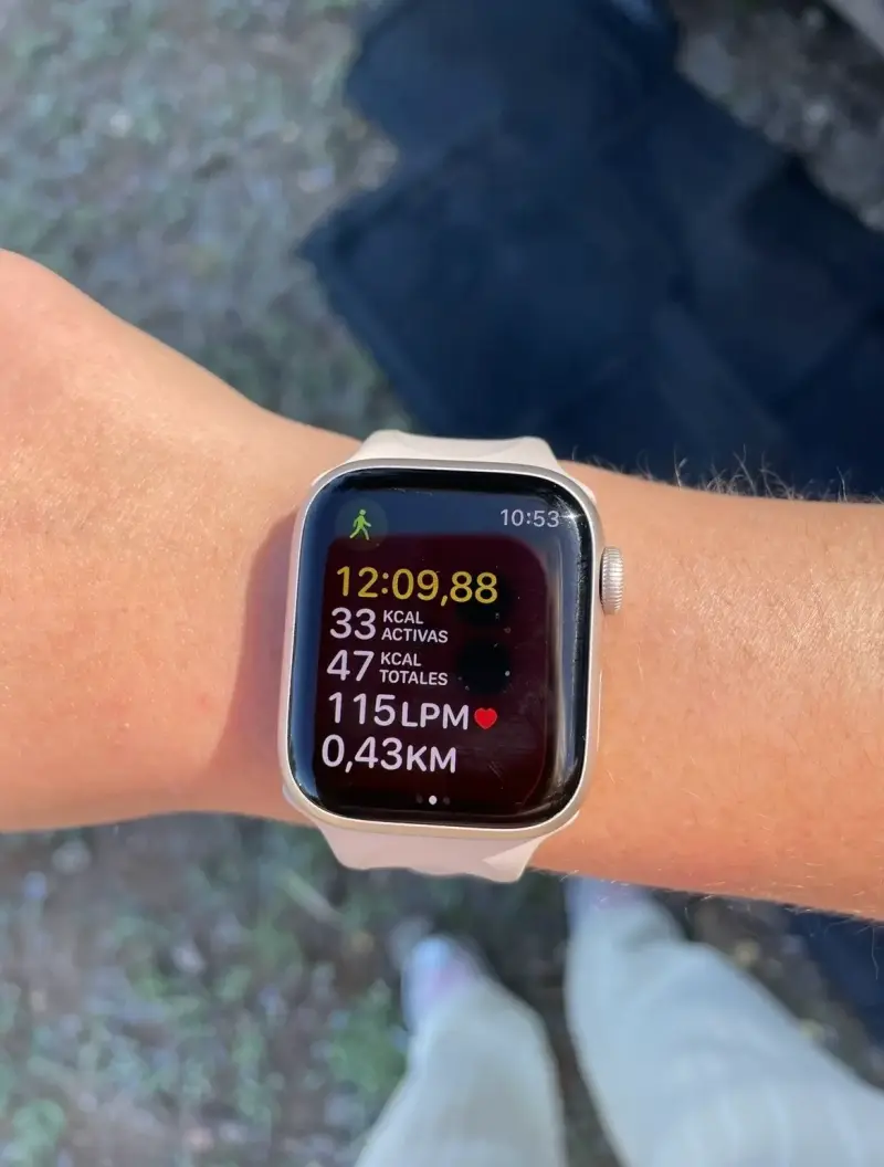 Smartwatch deportivo plateado - 1
