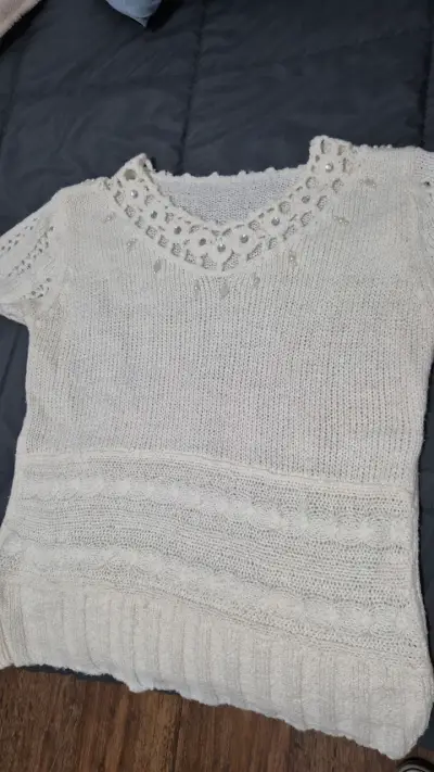 Suéter blanco con detalles brillantes - miniatura 1