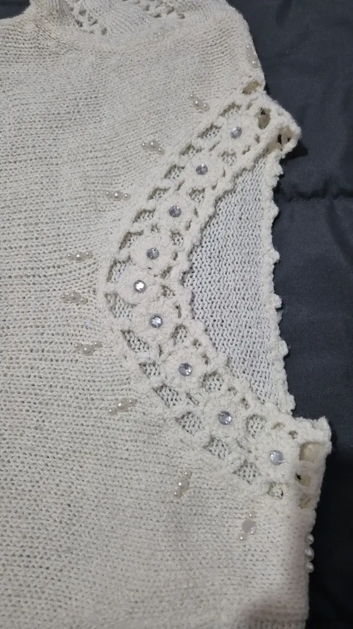 Suéter blanco con detalles brillantes - 2