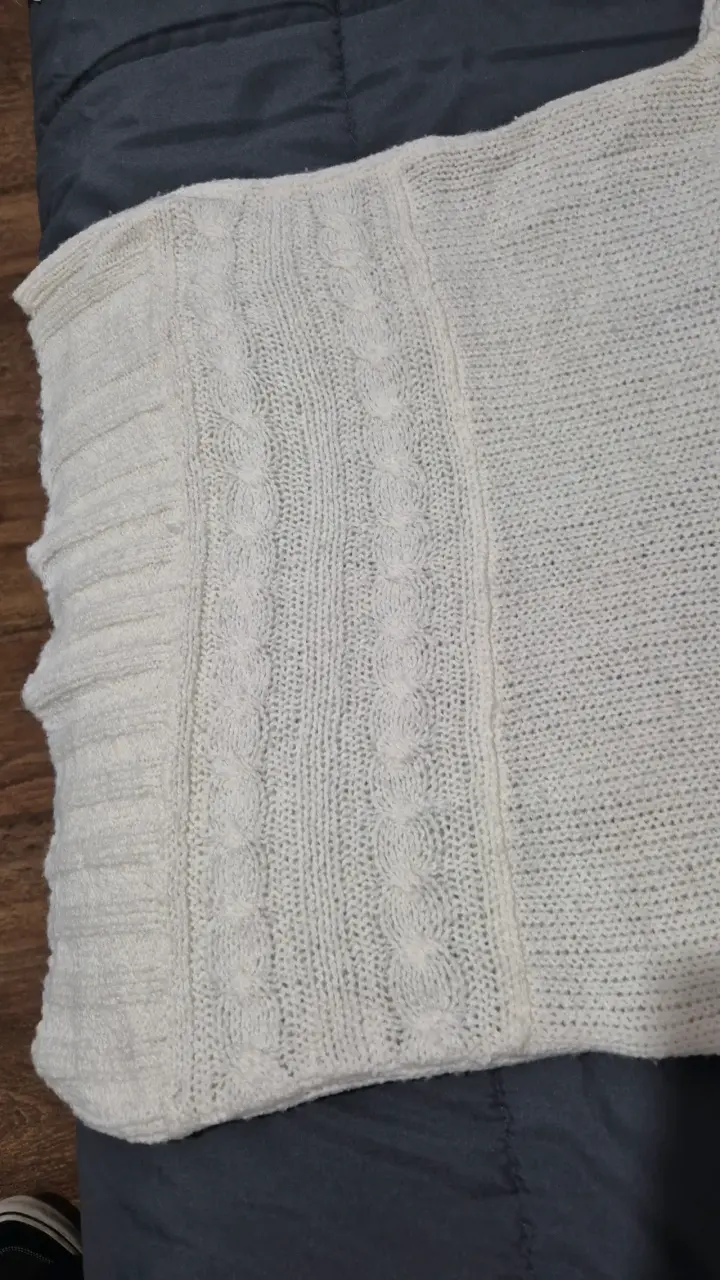 Suéter blanco con detalles brillantes - 3