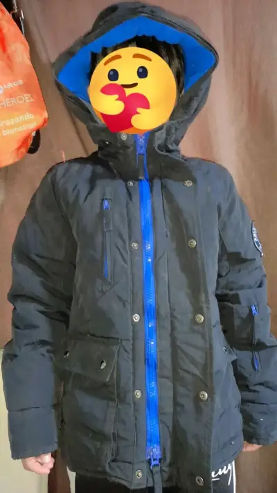 Chaqueta negra con capucha - miniatura 1
