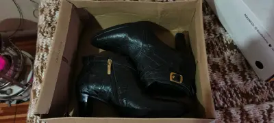 Botines negros de charol con hebilla - miniatura 1