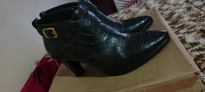 Botines negros de charol con hebilla - miniatura 3