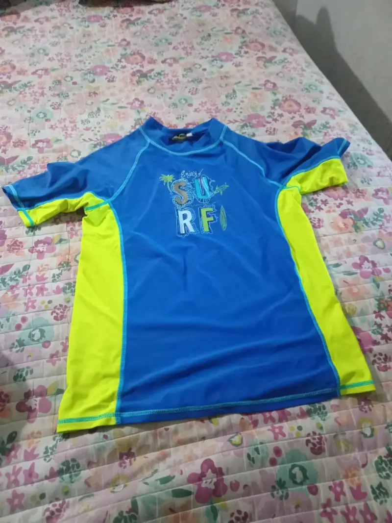 Polera de surf azul y amarilla