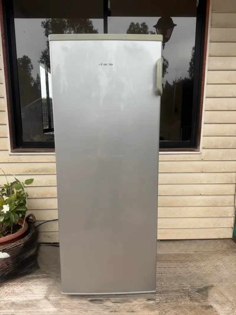 Congelador vertical Hisense 145 litros - 1