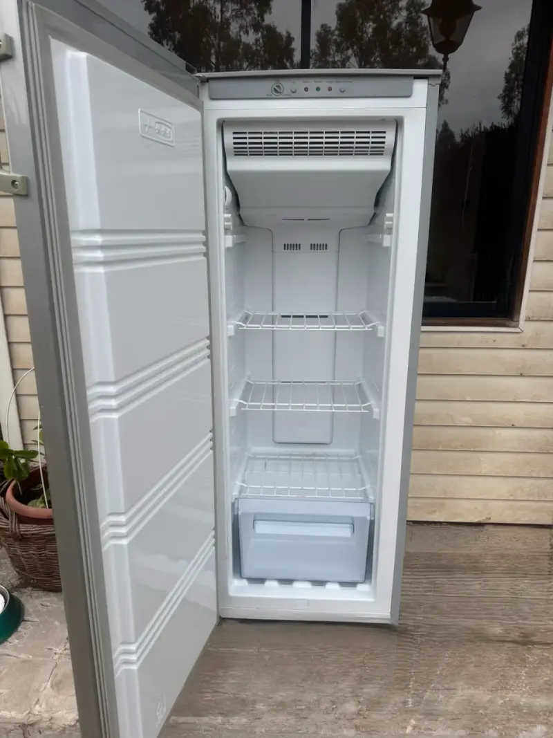Congelador vertical Hisense 145 litros - 2