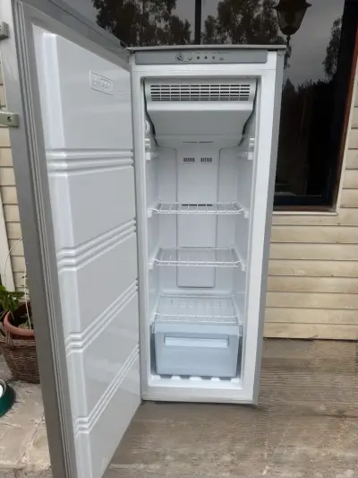 Congelador vertical Hisense 145 litros - miniatura 2