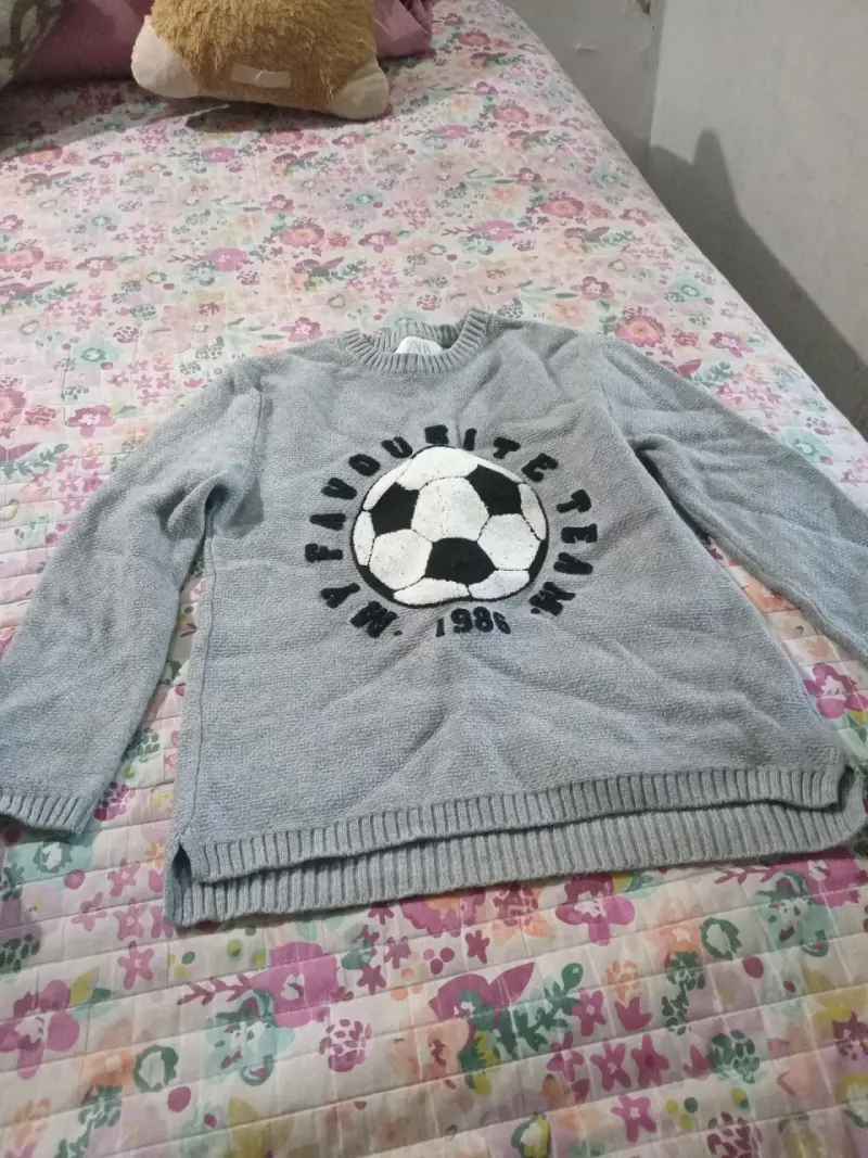 Suéter gris con estampado de fútbol - 1