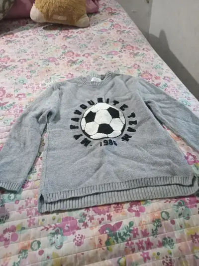 Suéter gris con estampado de fútbol - miniatura 1