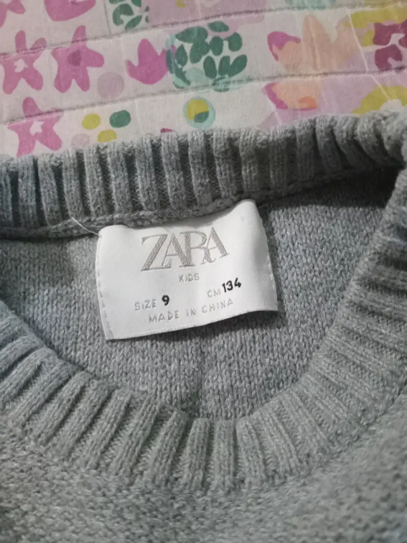 Suéter gris con estampado de fútbol - 2