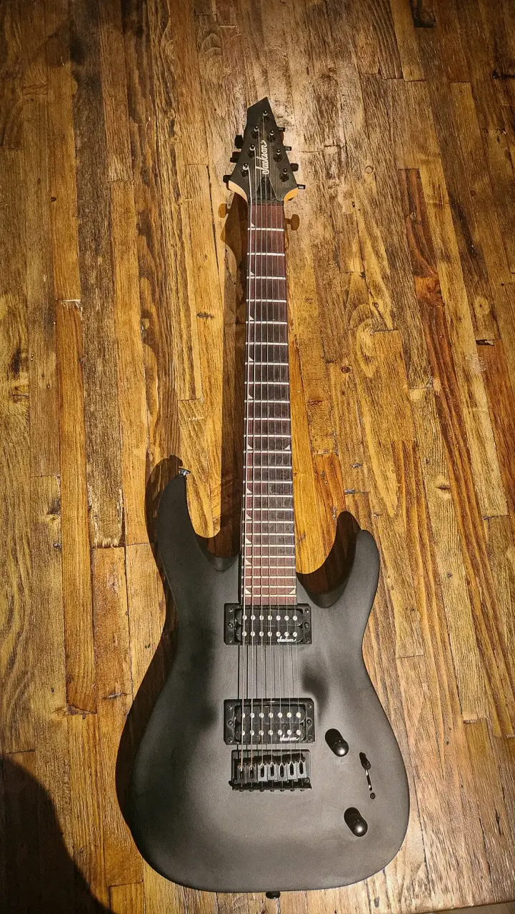 Jackson JS22-7 Dinky 7 cuerdas Satin Black - 1
