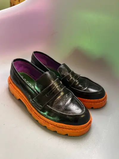 Zapatos CRESTA tipo mocasín negros y naranjas - miniatura 1