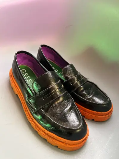 Zapatos CRESTA tipo mocasín negros y naranjas - miniatura 2