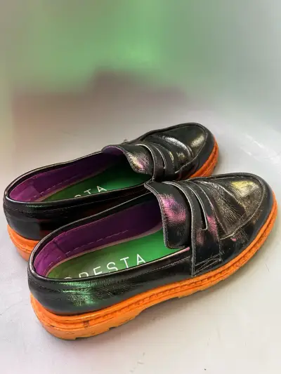 Zapatos CRESTA tipo mocasín negros y naranjas - miniatura 3