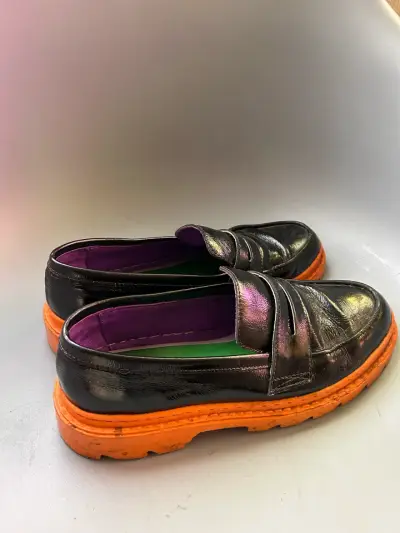 Zapatos CRESTA tipo mocasín negros y naranjas - miniatura 4
