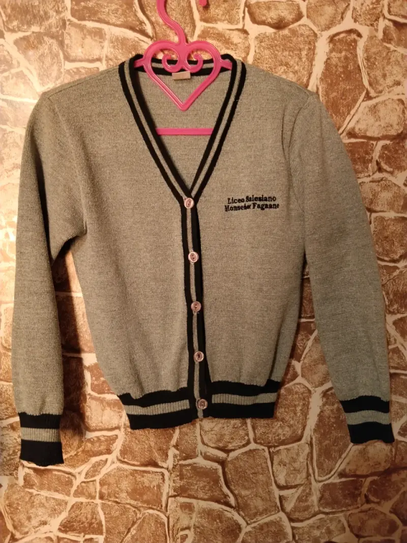 Cardigan gris con logo escolar - 2