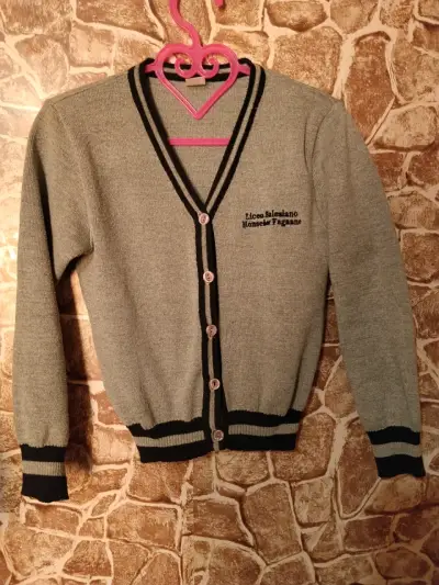 Cardigan gris con logo escolar - miniatura 2