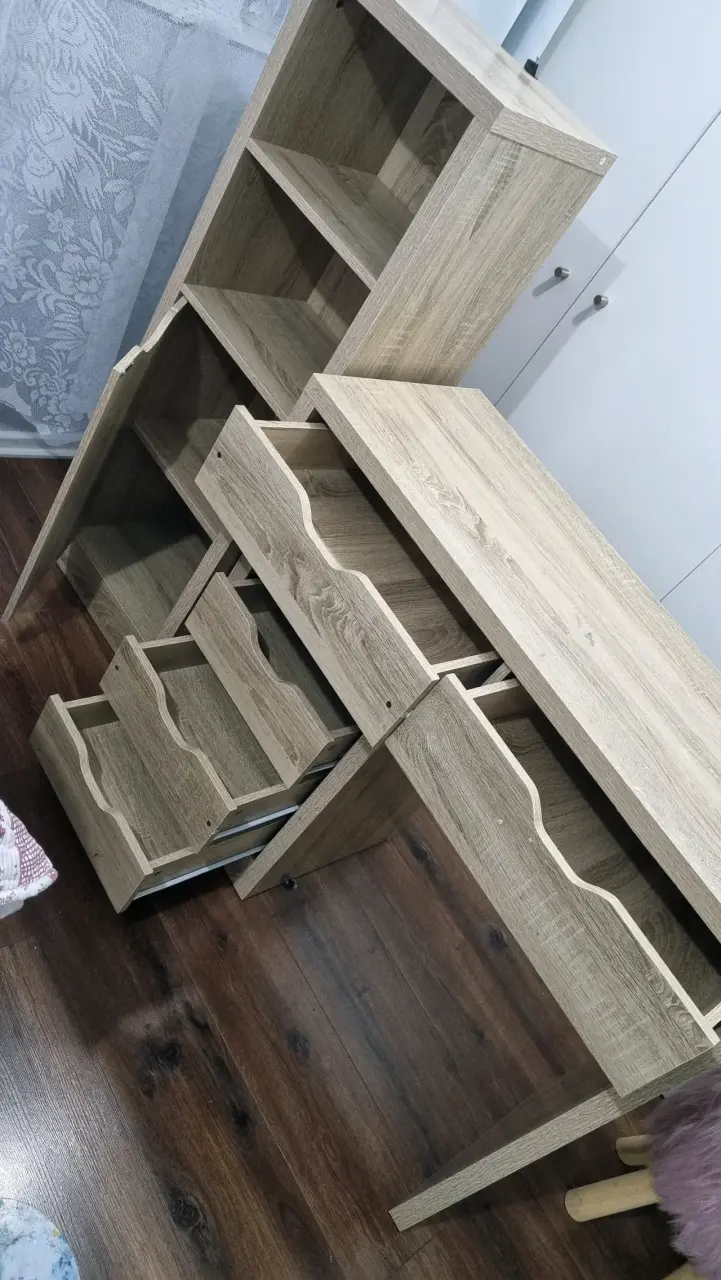 Escritorio con estantería de madera - 1
