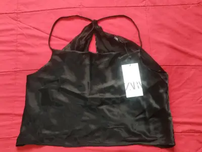 Top negro con etiqueta de ZARA - miniatura 1