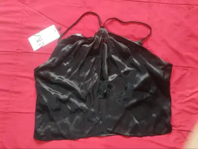 Top negro con etiqueta de ZARA - miniatura 2