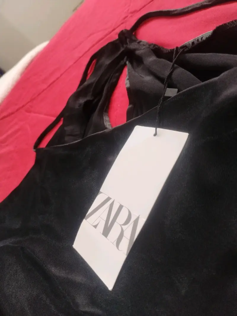 Top negro con etiqueta de ZARA - 3