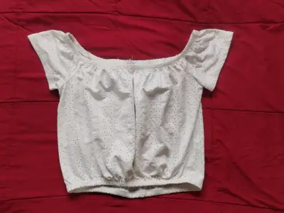 Blusa blanca hombros descubiertos - miniatura 2