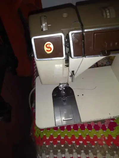 Maquina de coser Singer para reparar - miniatura 4