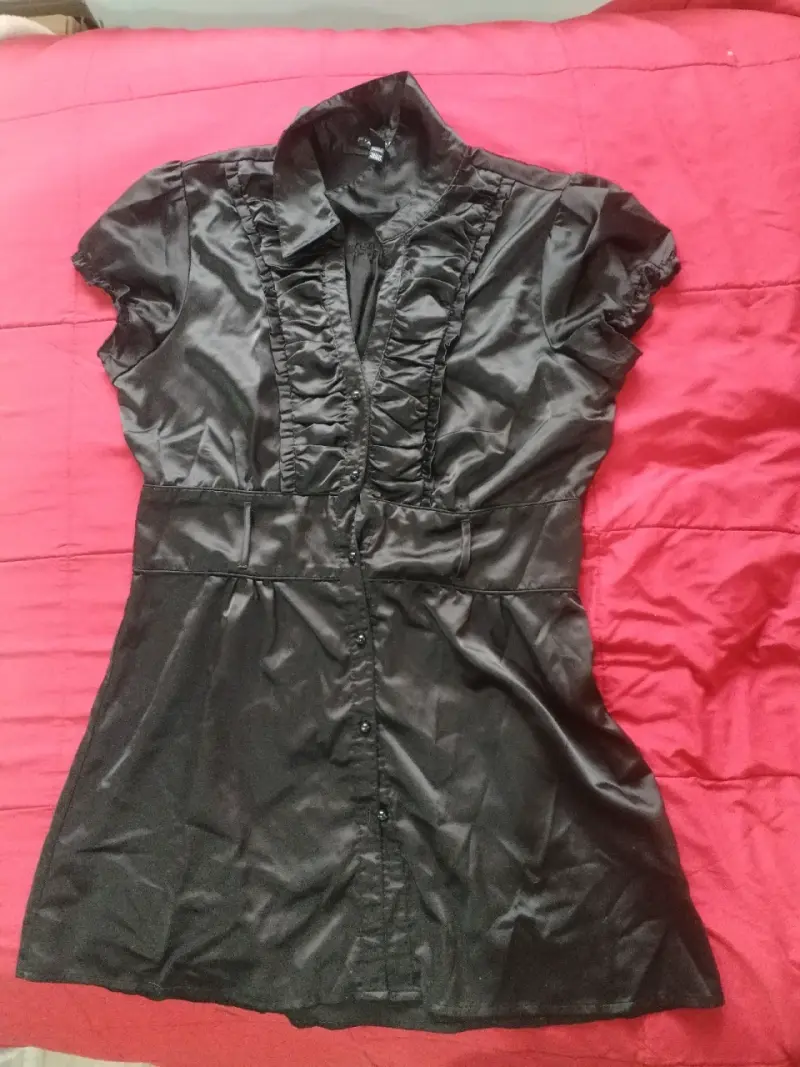 Blusa vestido satinada negra con volantes - 1