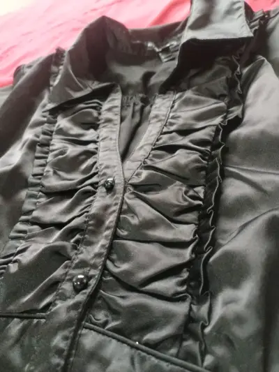 Blusa vestido satinada negra con volantes - miniatura 3