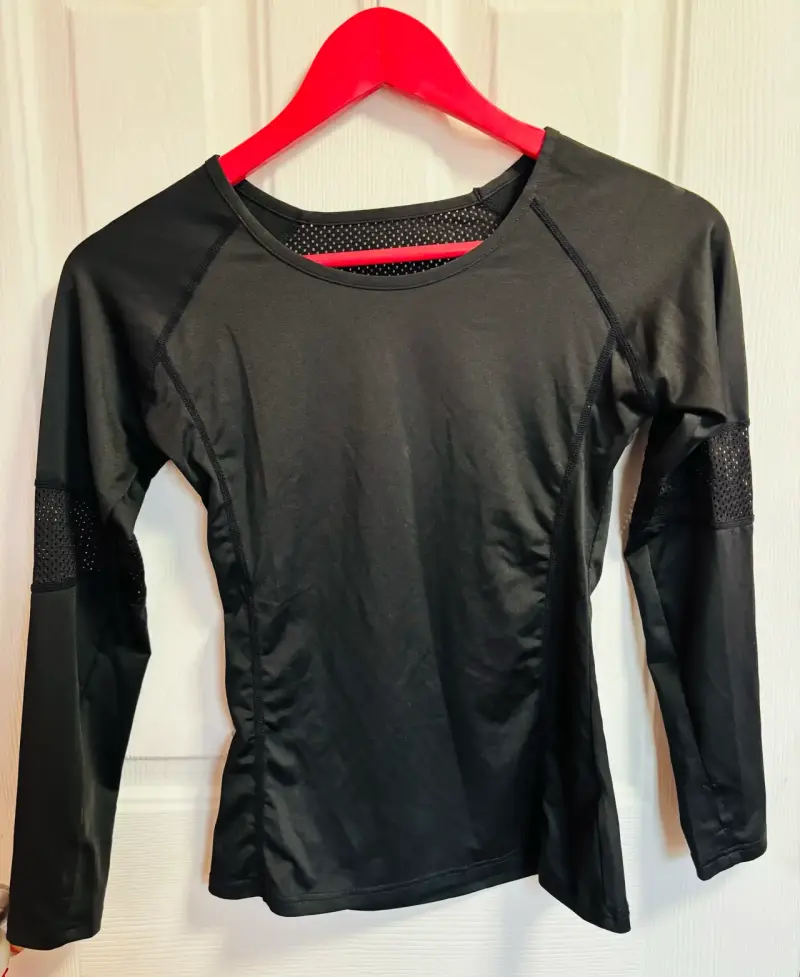Polera negra deportiva manga larga - 1