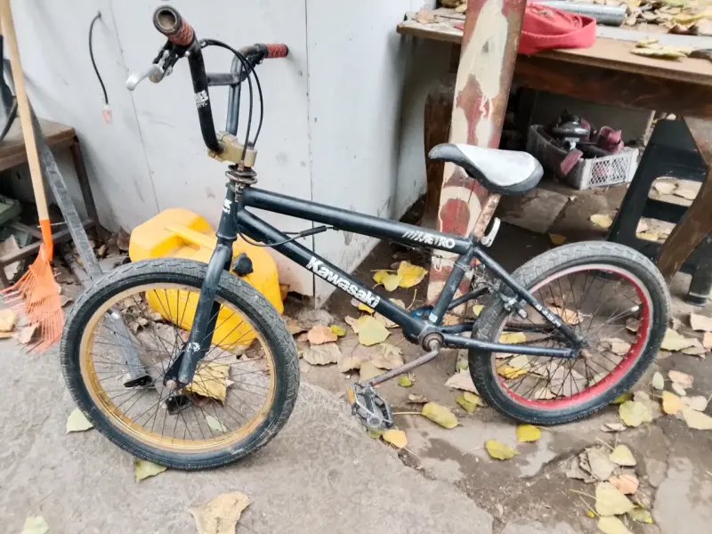 Bicicleta BMX negra usada