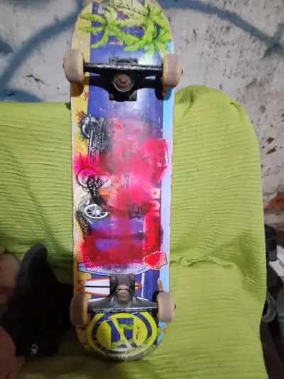 Skateboard con diseño colorido - miniatura 1
