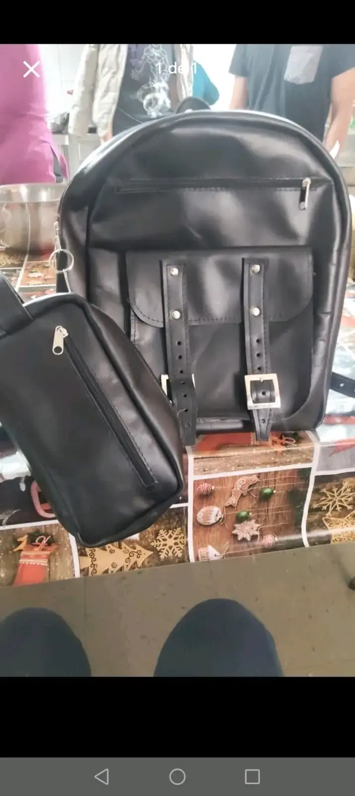 Mochila negra con bolso pequeño
