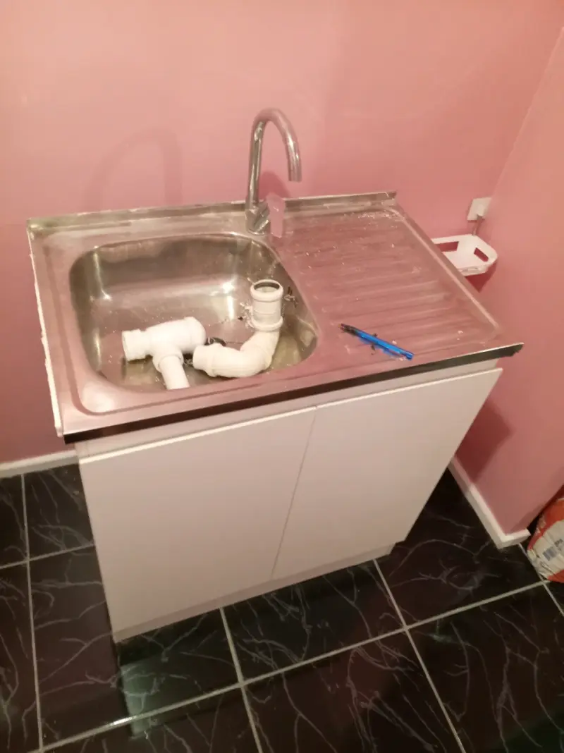 Lavaplatos con mueble blanco - 1