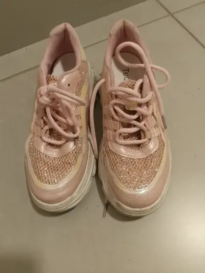 Zapatillas rosadas brillantes - miniatura 1