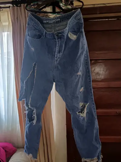 Jeans de mezclilla rotos - miniatura 1