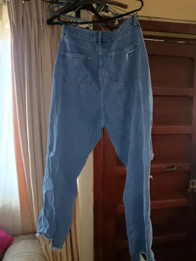 Jeans de mezclilla rotos - miniatura 2