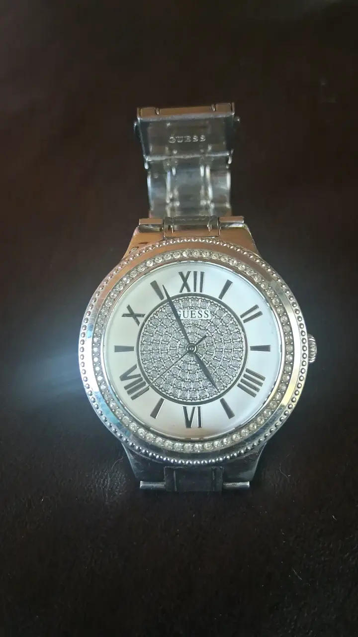 Reloj Guess plateado con cristales