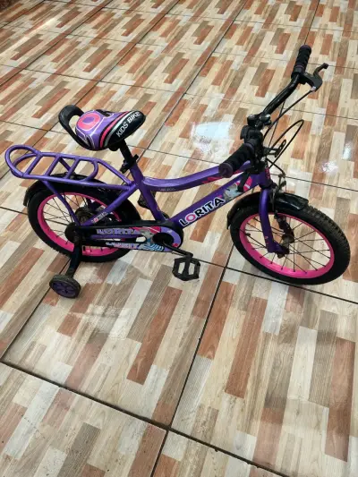 Bicicleta infantil morada con rosado - miniatura 2