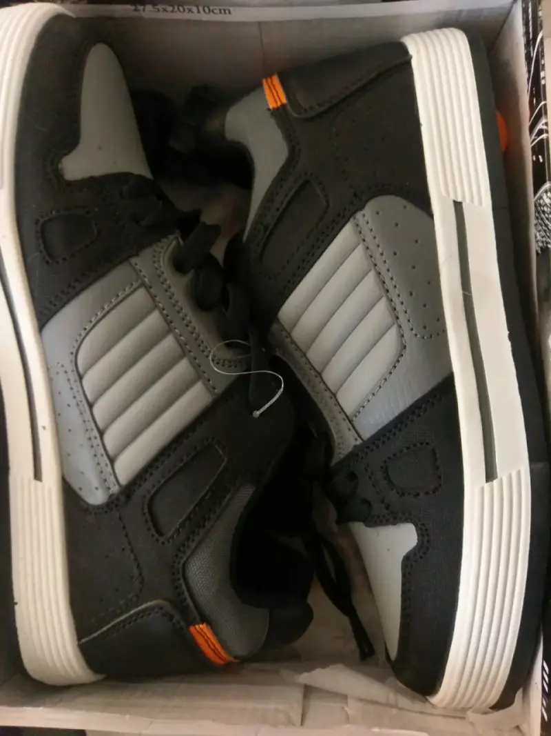 Zapatillas deportivas negras y grises - 1