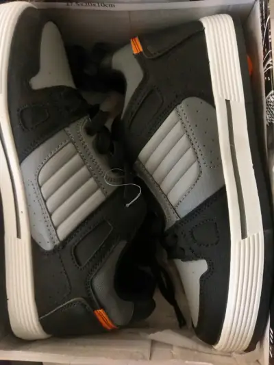 Zapatillas deportivas negras y grises - miniatura 1